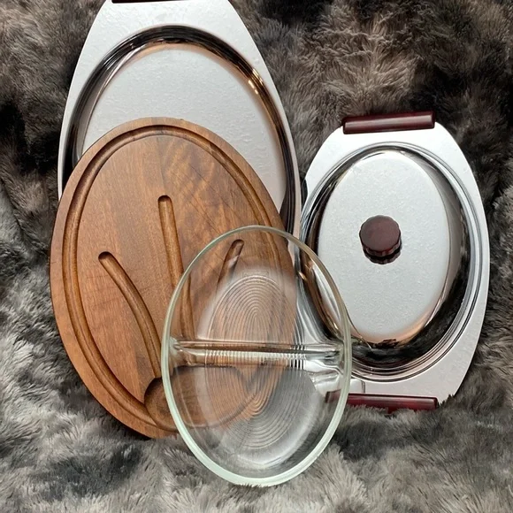 2 Vintage Chrome Serving
Trays made in Quebec - Picture 9 of 16